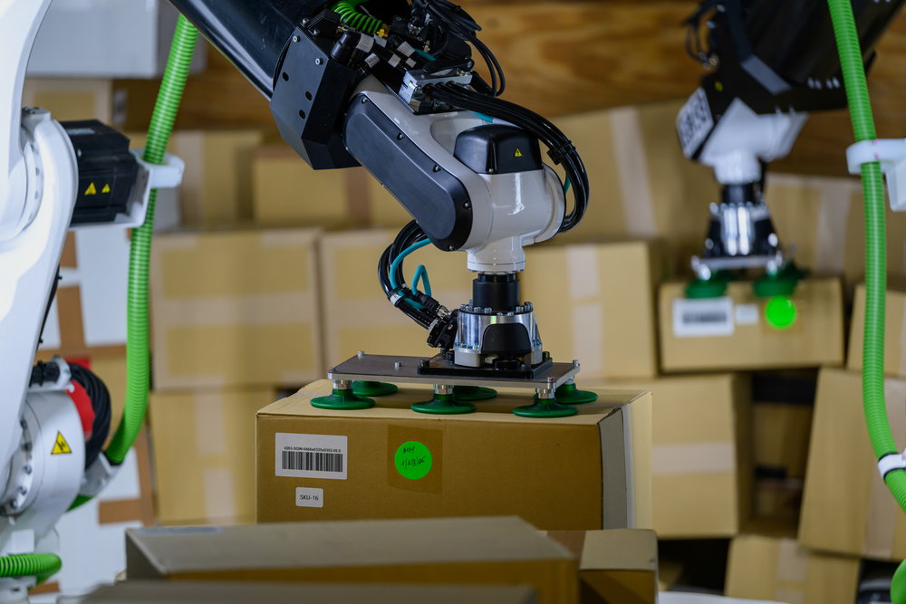川崎重工がトラックの荷積みを自動化するAIロボットアームを開発