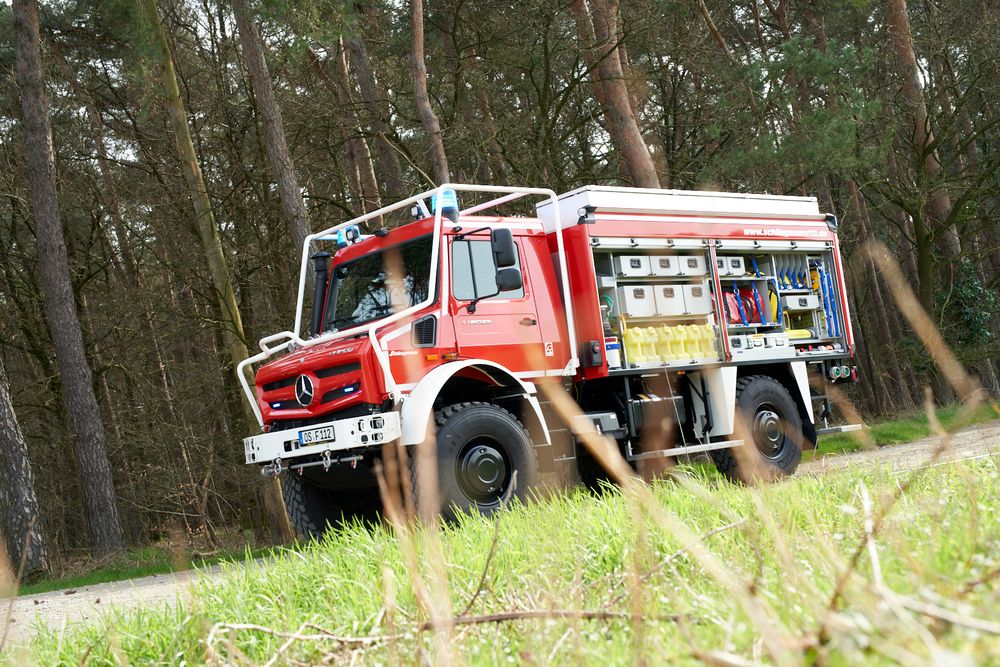 山火事が相次ぐ日本にも導入してほしい？　「ウニモグ」ベースのオフロード消防車などをベンツが公開！