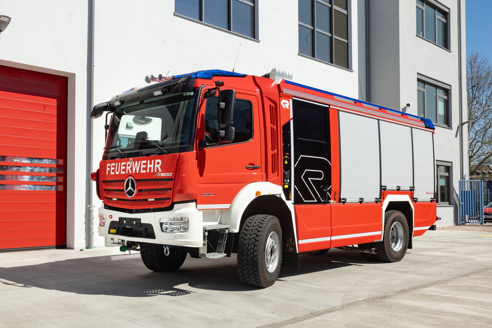 山火事が相次ぐ日本にも導入してほしい？　「ウニモグ」ベースのオフロード消防車などをベンツが公開！