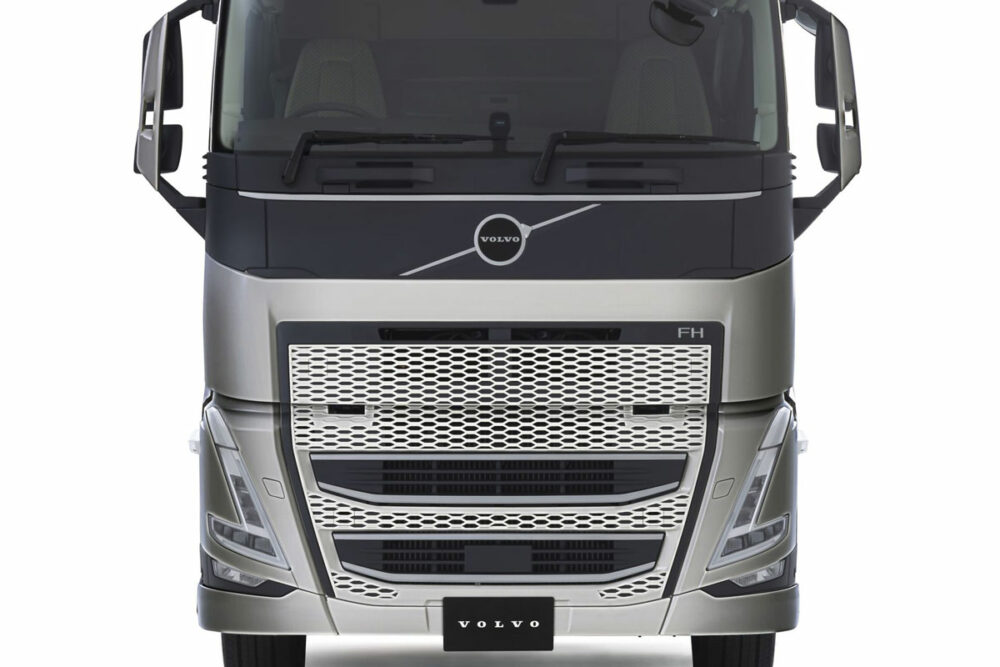 ボルボFH2025年モデル発売！　先進安全機能が充実！　4×2トラクタ＋スリーパーキャブの組み合わせも復活したぞ！