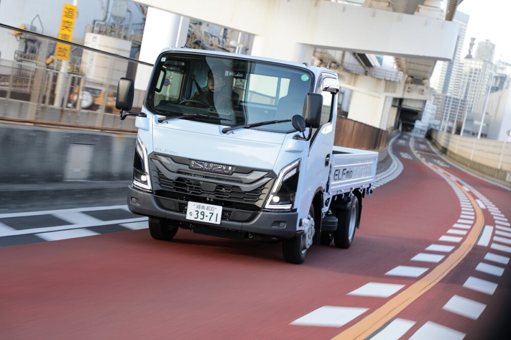 キビキビした走りが身上のエルフミオ。試乗したトラックユーザーの声としては、「乗用車感覚で運転できる」との声も……