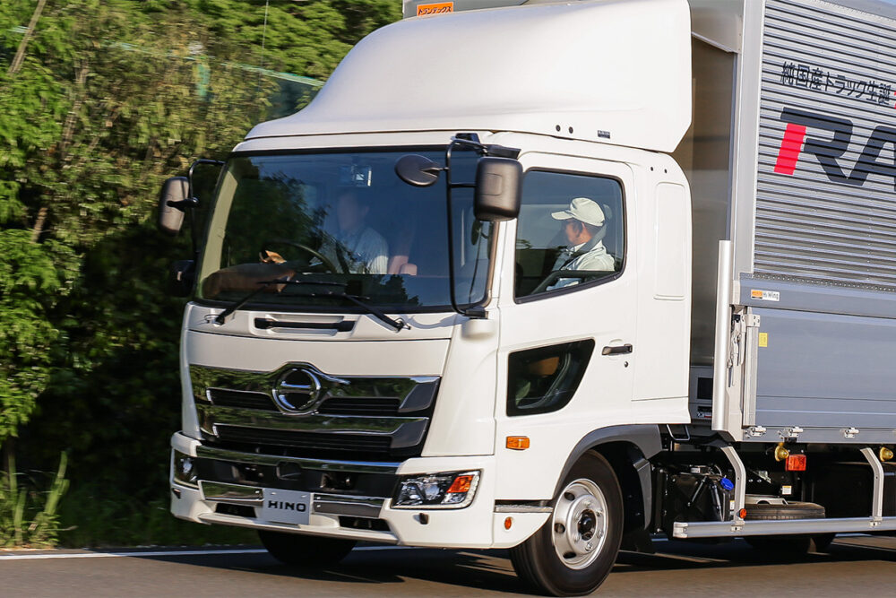 日野レンジャー2026年モデルでようやく190～210馬力車が復活!?　排ガス後処理装置は尿素SCRを採用へ！