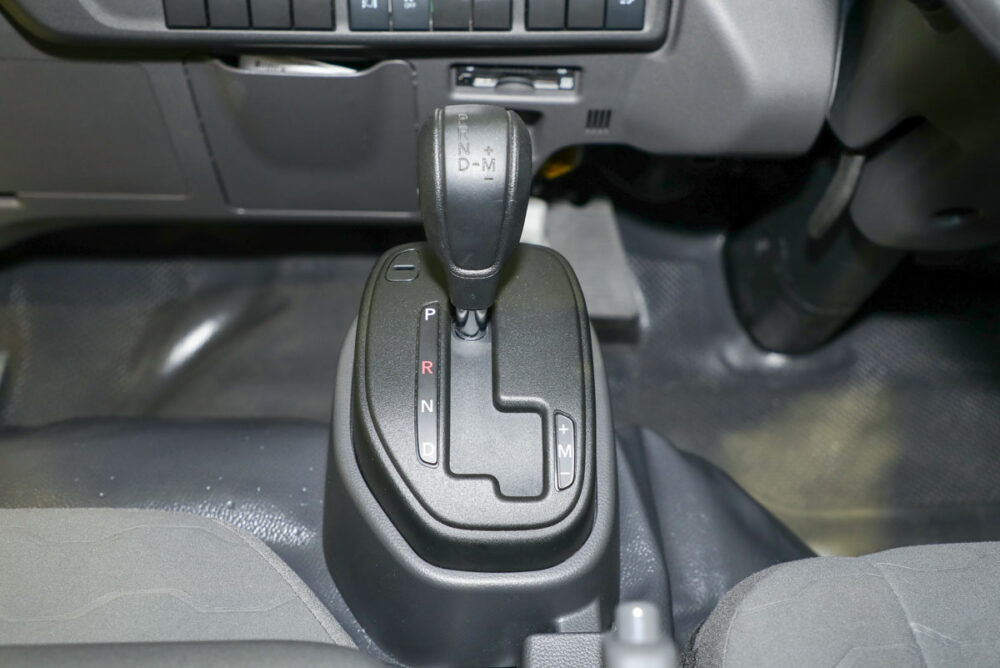 エルフのデュアルクラッチトランスミッションに対し、ミオはトルコン式ATを採用。一般車で広く普及しているATはトラックに不慣れな人でも扱いやすい。もちろんAT限定免許にも対応する