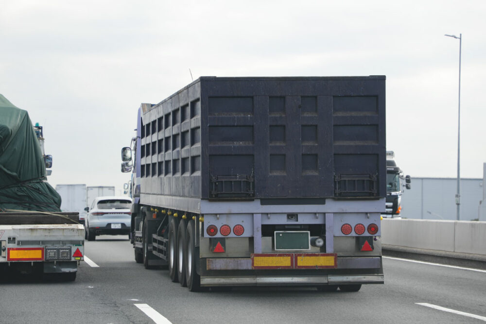 ドライバーが腹が立つ理由で多いのが乗用車の無理な割り込み。挙句の果てにブレーキまで踏でくることも……