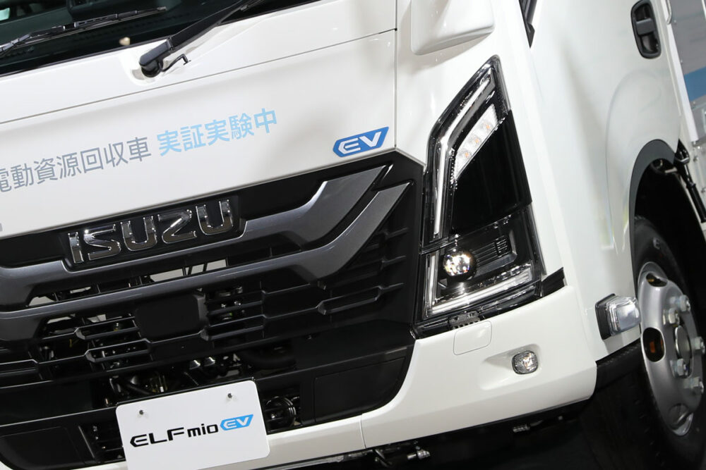 塵芥車も資源回収車も100%電気で動かす！　いすゞがNEW環境展で提案したEVトラックベースの「完全電動特装車」に迫る！