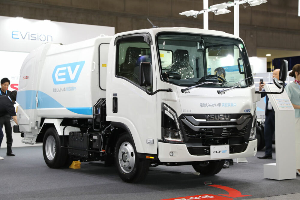 エルフEV特装車向けシャシーをベースとするエルフEV塵芥車。ベースシャシーはハイキャブ／ホイールベース2490mm／高床のZAB-NMR48AMで最小回転半径は4.8m