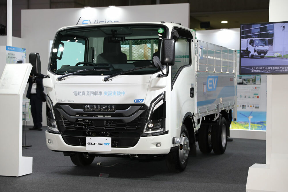エルフミオEVをベースとするエルフミオEV資源回収車。ベースシャシーは標準キャブ／ホイールベース2500mm／フルフラットローのZAB-NHR48AFで最小回転半径4.4m