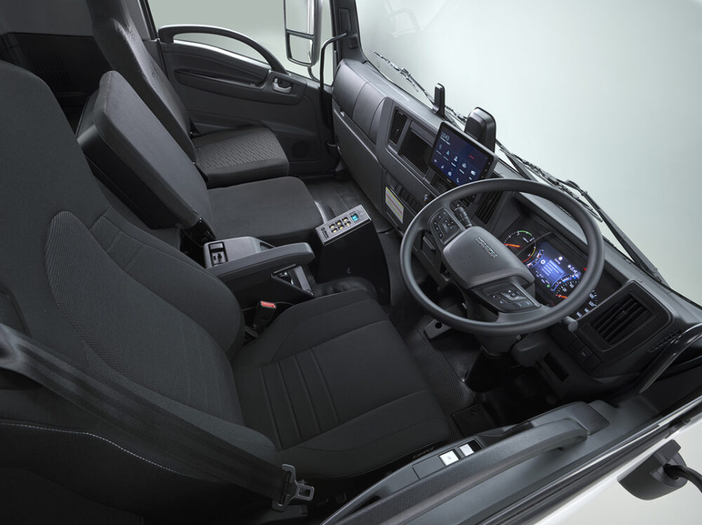 インテリア。写真はFシリーズの車両総重量16.5トン2軸4×2車型FVRだが、FXYもほぼ同様だろう。インフォテインメント用の10.1インチタッチLCDパネルをインパネ中央に設置するのは、いすゞオーストラリア車の特徴である。フロアにはアリソンATのボタン式シフトセレクターを設置