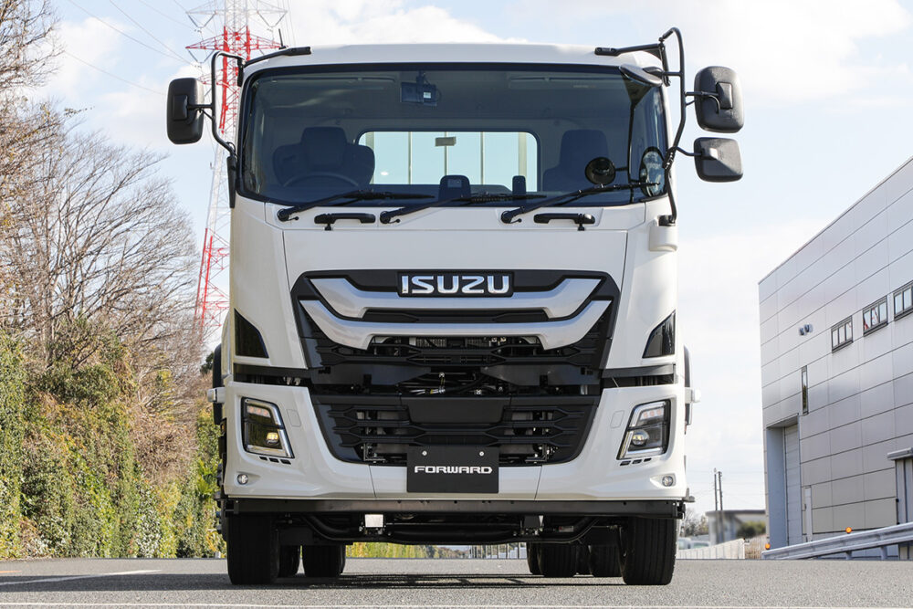 日本市場向けフォワードで最大のFVZ。基本的なスタイリングは共通だが、FXYではさらにフロントパネル下部にエクステンションパネルを追加し、フロントグリルの面積を拡大するなど、構えが大きくなっている