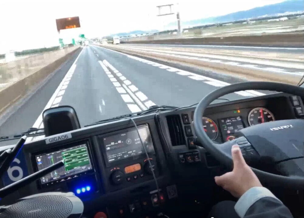 T2が行なったレベル2自動運転の様子。ドライバーが乗車するレベル2だが、基本手放しで走行している