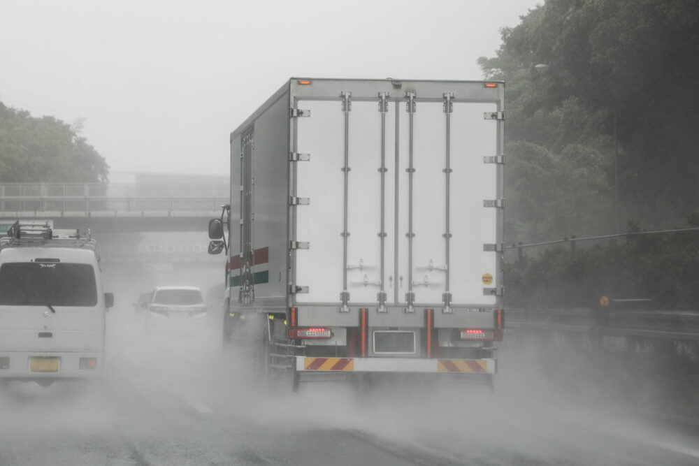 トラックドライバーが語るゲリラ豪雨の恐怖! 「木曽路はすべて山の中」で立ち往生を経験