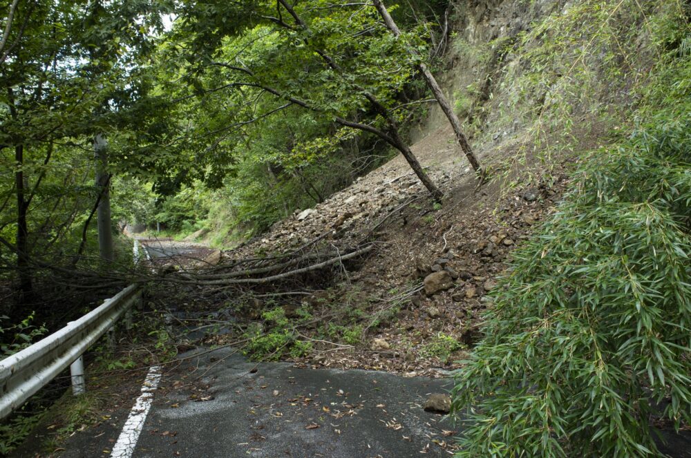 木曽路などの山間の道は大雨が降れば土砂崩れが発生しやすい