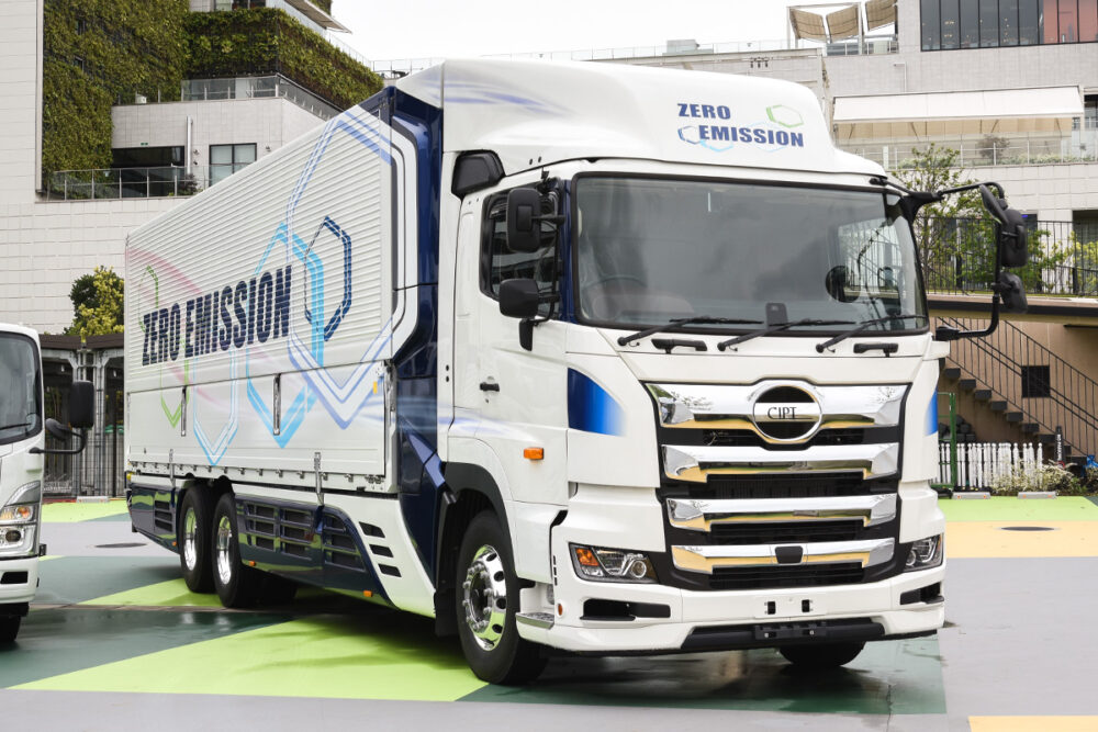 トヨタと日野が共同開発した大型FCEVトラック「プロフィアZ FCV」。日野では次世代トラックにおいてディーゼル／HEV／FCEV／EVのプラットフォームを共通化することを発表している