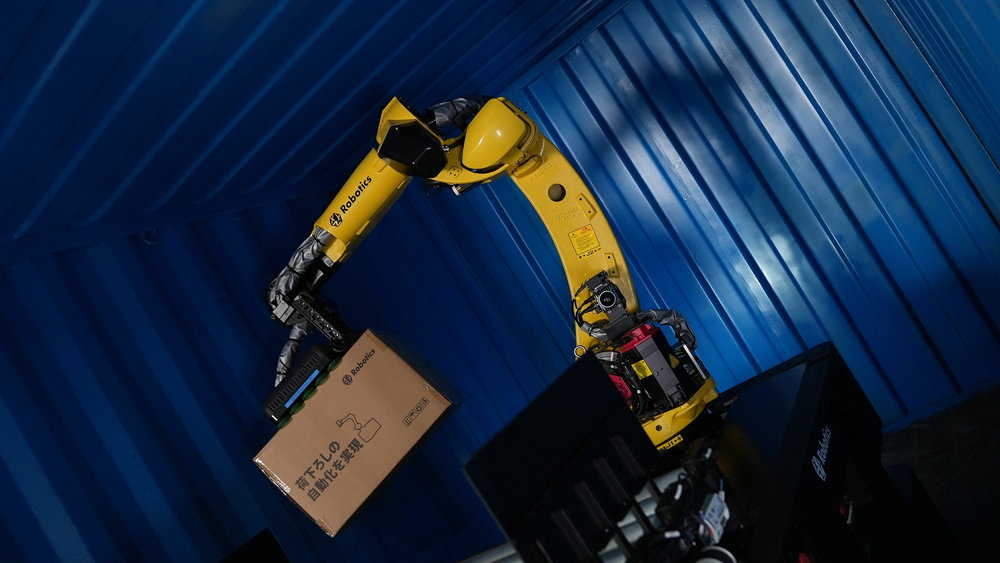 輸入コンテナの荷降ろしを自動化!　ニトリグループとXYZロボティクスが「デバンニングロボット」の実証実験