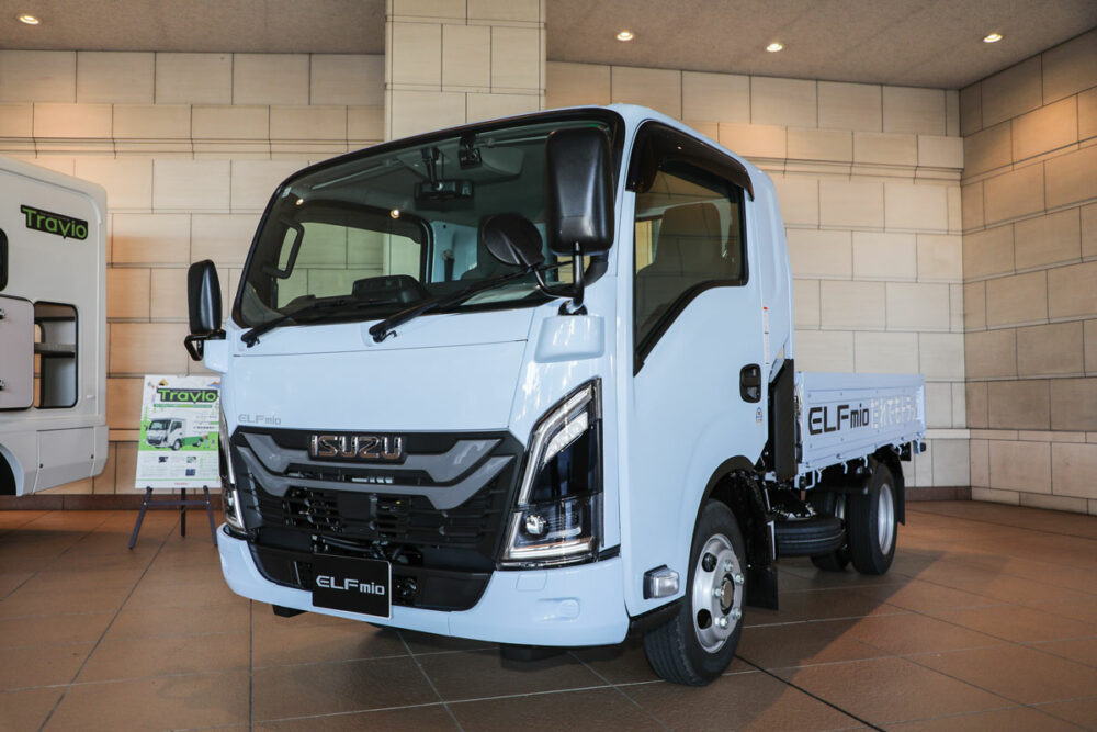 普通免許やAT限定免許で運転できるエルフミオ。全長4.7m×全幅1.7m、平ボディなら全高2mという小型貨物車（4ナンバー）枠内に収まるコンパクトな車体が特徴だ