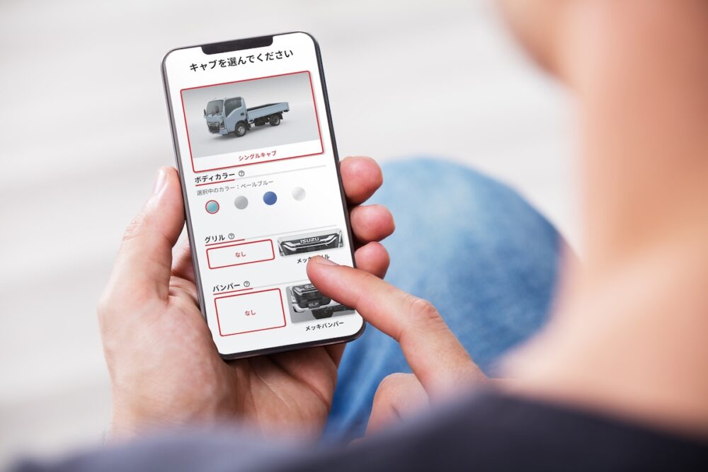 WEBアプリ、エルフミオストア。トラック選びがスマホでも完結できるようになった。３Dシミュレータで、ベースの車種を選んで、好みのパーツや用品を選択。最適な１台が完成……という流れだ