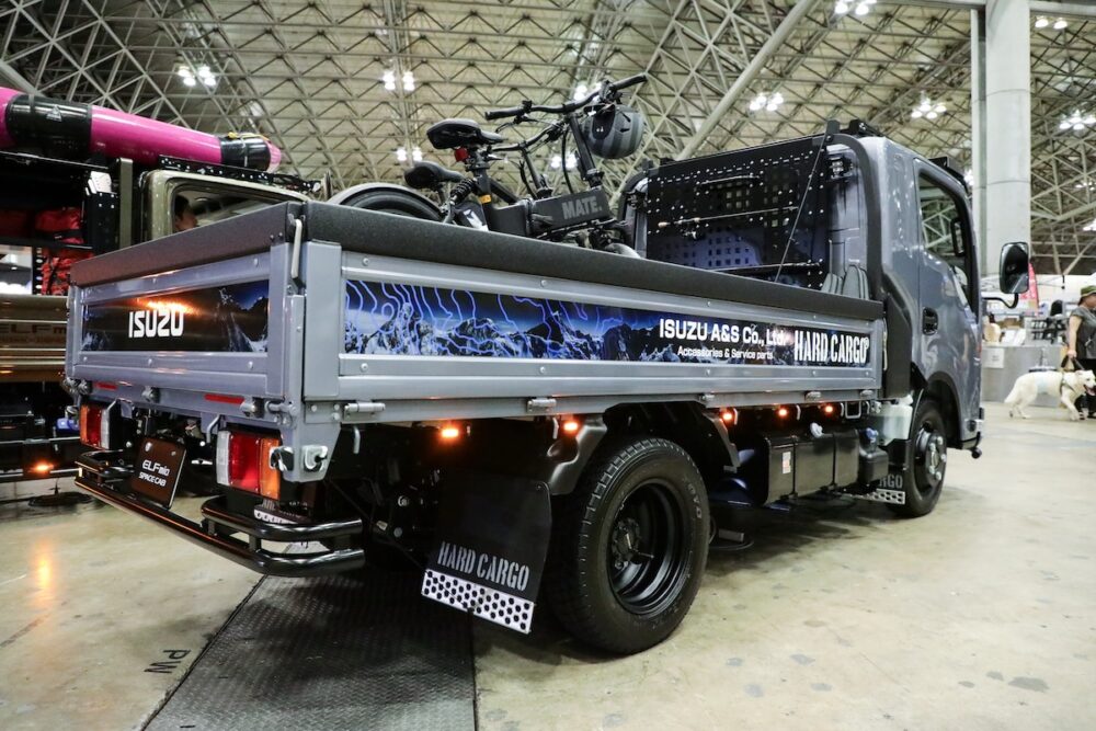 フロント・リアのバンパーガード、マットフラップはクロスコンセプトと共有。荷台の鳥居にはユーティリティパネルが備わり、今回ロッドホルダーとして釣り竿が搭載されていた