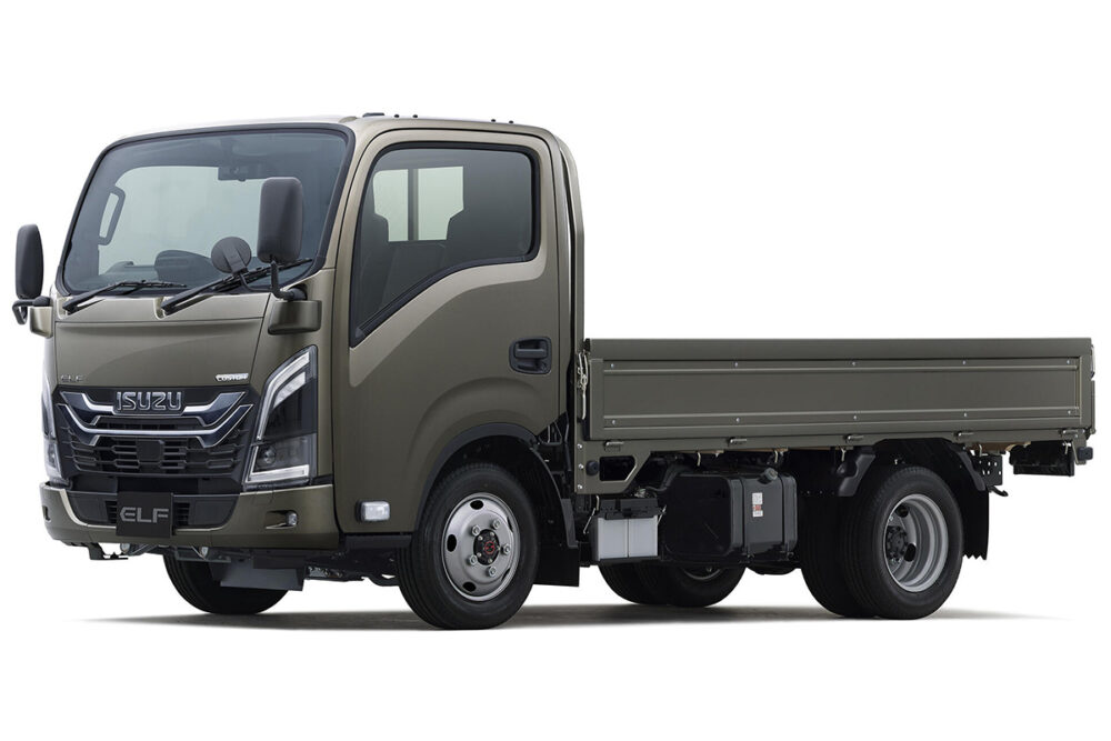 いすゞエルフ4WD。写真は2トン積の標準キャブ標準ボディフルフラットロー平ボディ完成車で上級グレードのSEカスタム。2WDとほぼ同じ高さの低床荷台とトルクスプリット4WDの操作性により降雪地でも通年で使いやすい小型トラックを実現