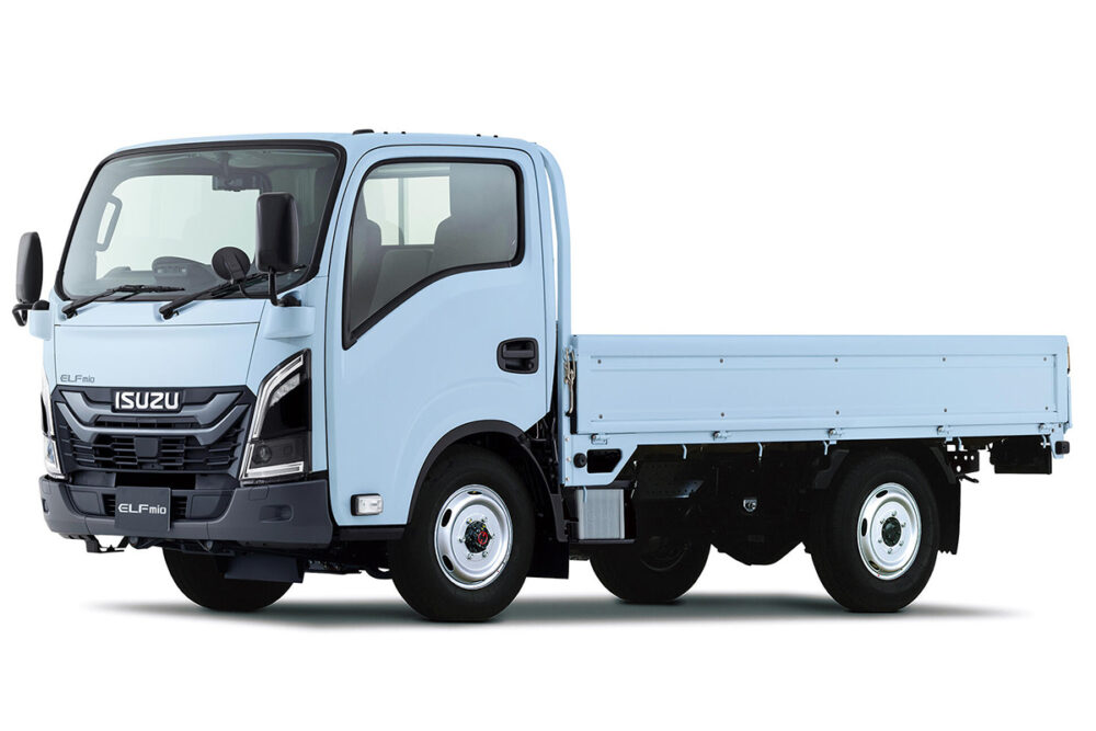AT限定普免取得者でも運転できるいすゞエルフミオ4WD。シングルキャブまたはダブルキャブのフルフラットロー後輪シングルタイヤ車の展開となり、完成車は平ボディとドライバンを設定する