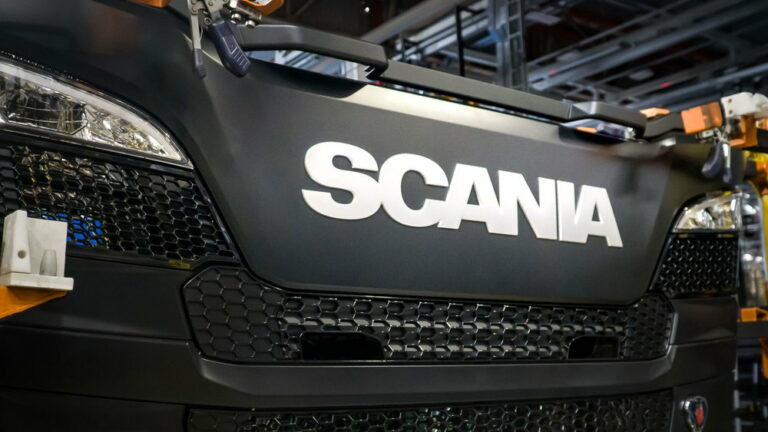 スカニア車のグリルは再生ペットボトル？　トラック製造で「循環型」の取り組みが広がる