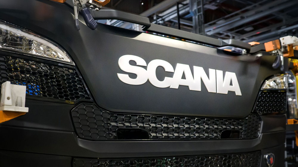 スカニア車のグリルは再生ペットボトル？　トラック製造で「循環型」の取り組みが広がる