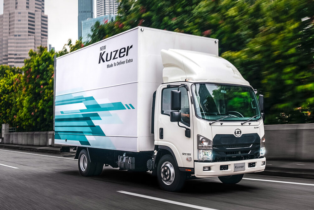 車両総重量はもちろんホイールベース、最小回転半径、燃料タンク容量などは先代をほぼ踏襲するが、新型クーザーはNシリーズベースとすることで車格により相応しいシャシーとなり、積載量もアップしている