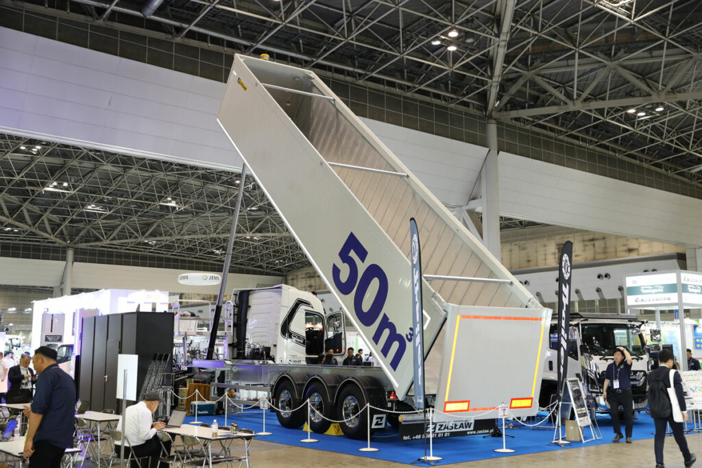 オートサービスヤマグチが出品したザスワフ社製ダンプトレーラ。車両総重量36トン級の3軸車で深アオリ型ボディを搭載。主に穀物や飼料などを運搬する