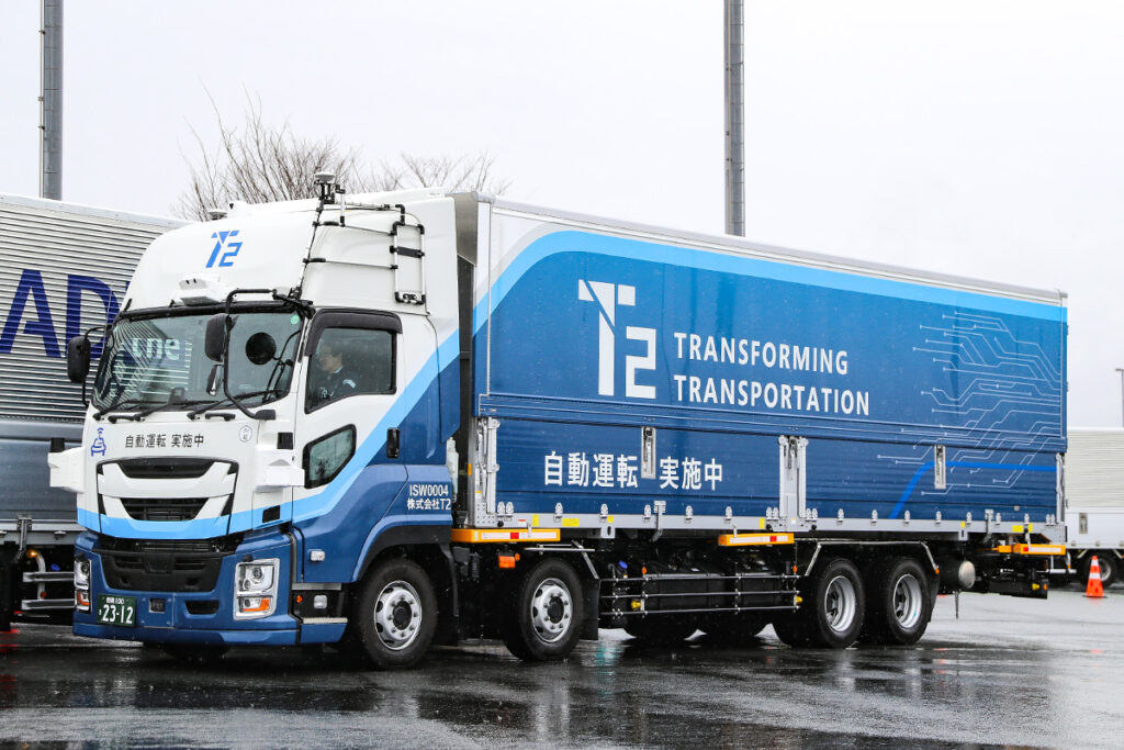 T2が実証走行で用いている自動運転トラック。いすゞギガCYJをベースにT2開発の自動運転システムを搭載。架装形態はスワップボディコンテナキャリアで、荷台のウイングコンテナは脱着可能である(写真:フルロード編集部)