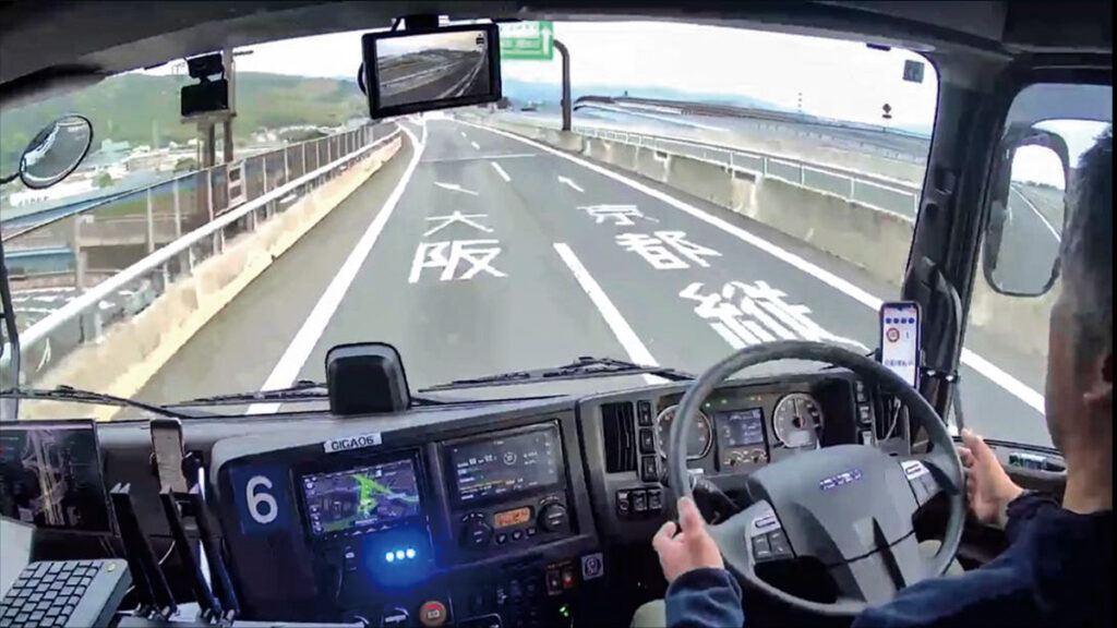 T2自動運転トラックの動画より。高速道路のジャンクション通過時のもので、ドライバーがステアリングホイールから手を離したまま、複雑な道路線形をもつJCTの路線変更を、すべて自動で行なっている様子が収められている(写真:T2)