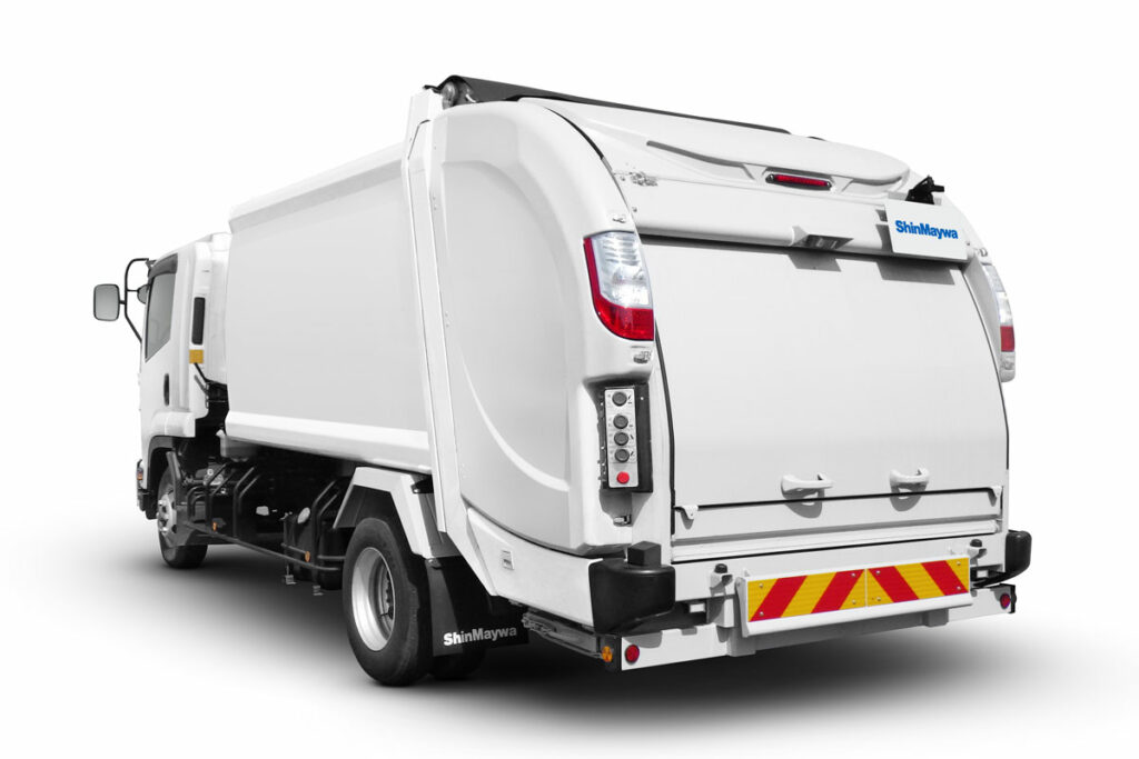 新明和工業が発売した4トン車級回転板式塵芥車「排出板式『G-RX』」。現行ダンプ式の改良内容を反映することで積込性能を大幅にアップ。操作性や安全性も向上させた