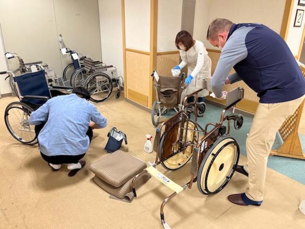 特別養護老人ホームでの車椅子の清掃活動