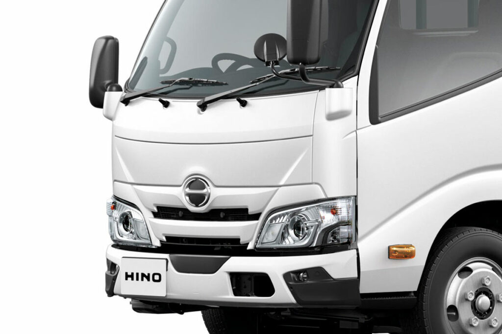 日野「デュトロ」2トン車級がさらに進化！　先進安全機能が充実！　AT車も大きくバージョンアップ！