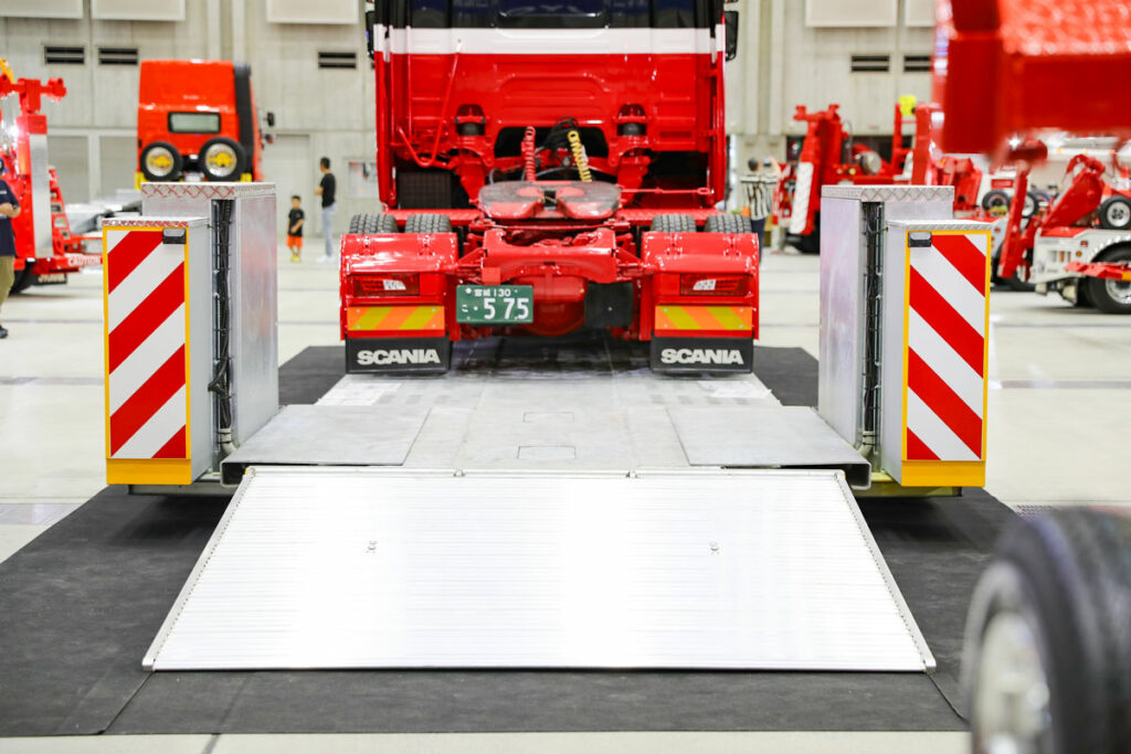 車軸拡幅機構で積み降ろしラクラク！　イタリアのFGM社が日本向けに専用開発した「セミトラクタ運搬特化型」の低床セミトレーラとは？