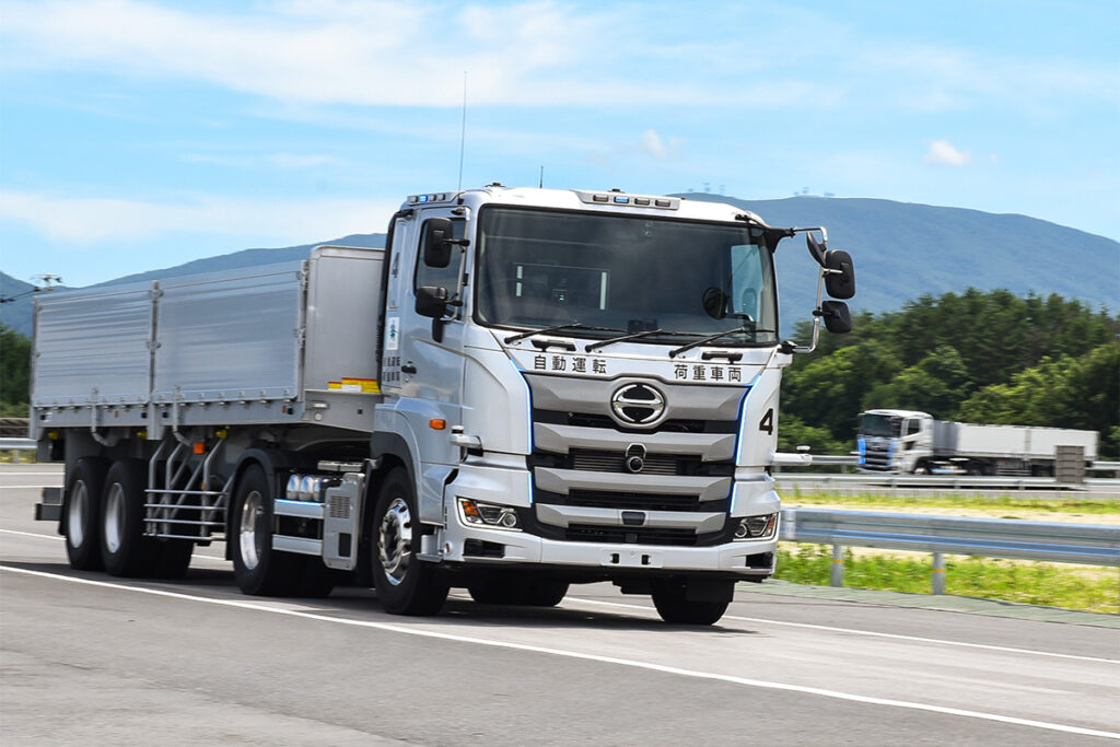 『舗装のテストコース』を無人走行する自動運転荷重車両