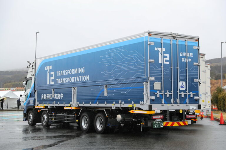 自動運転トラックに異常事態が発生したら!? KDDIなどが国内初の遠隔監視・異常検知・車両退避の実証に成功