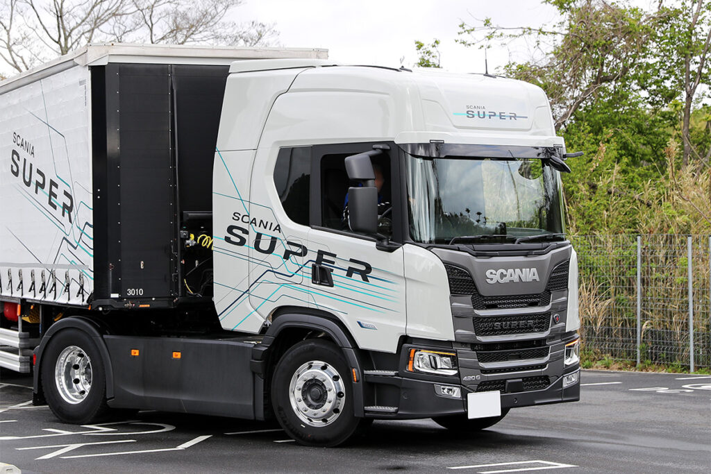 スウェーデン生まれの最新大型トラック「スカニアSUPER」に公道試乗！　連結総重量36トンで魅せられた走り