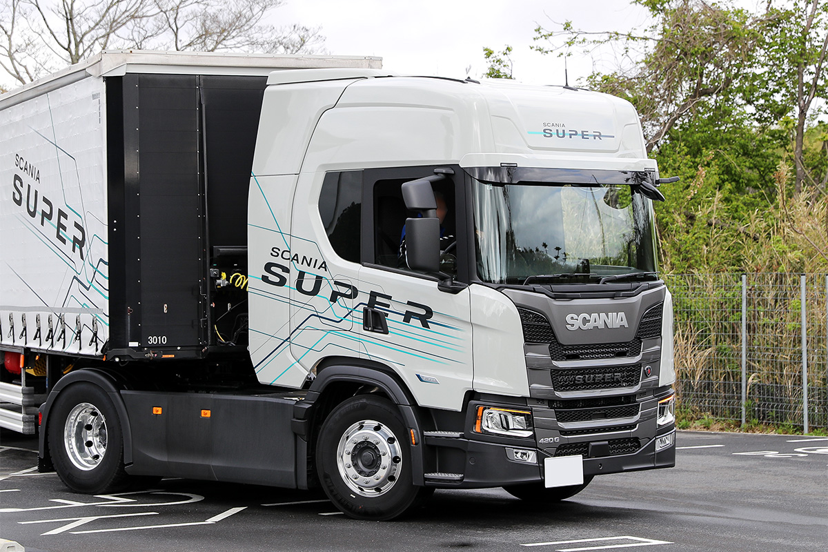 スウェーデン生まれの最新大型トラック「スカニアSUPER」に公道試乗