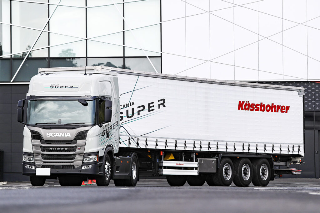 試乗したスカニアSUPER 420G A4×2LA。Gキャブ・ハイルーフかつエアデフレクタを装着している。バンパーやサイドミラーは原着カラーで、これが標準仕様のエクステリアである