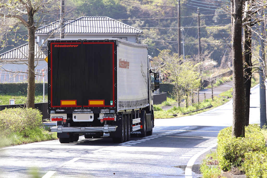 郊外を走る420G A4×2LA。路面が劣化している箇所もみられた公道試乗ルートだが、420G A4×2LAの乗り心地は終始快適だった