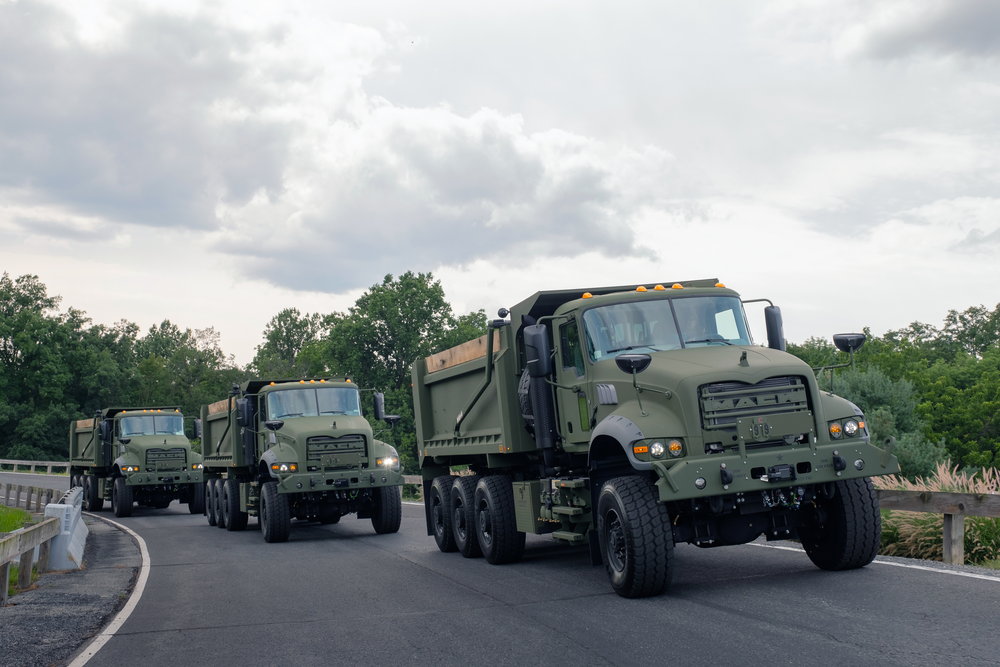 軍用ダンプを専用の生産ラインで？　マックが米陸軍向け大型ダンプで5年契約を獲得！