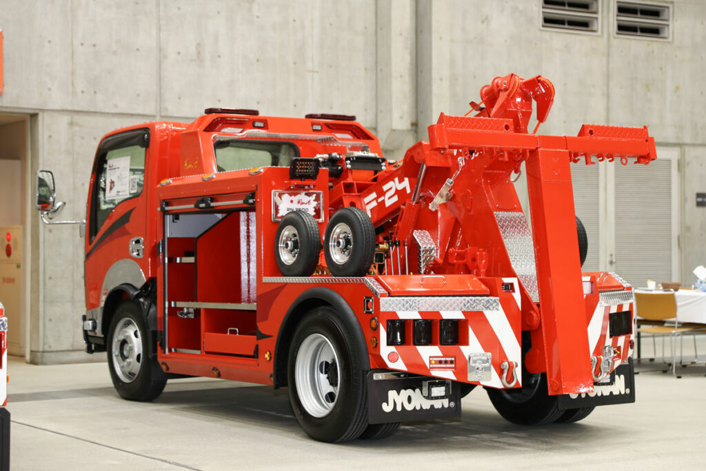純国産レッカー装置「ラーナRN-3500」を搭載する新型コンプリートレッカー車「F-24」。架装ベースはホイールベース2750mmの小型トラックシャシーだ