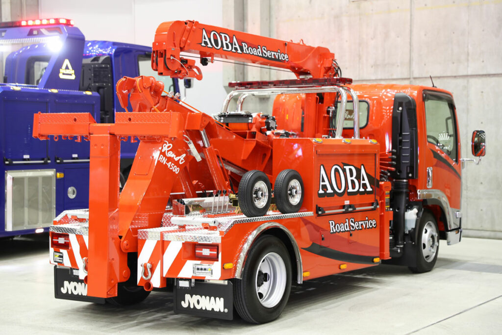 こちらは「ラーナRN-4500」搭載のレッカー車。クレーンも備わる