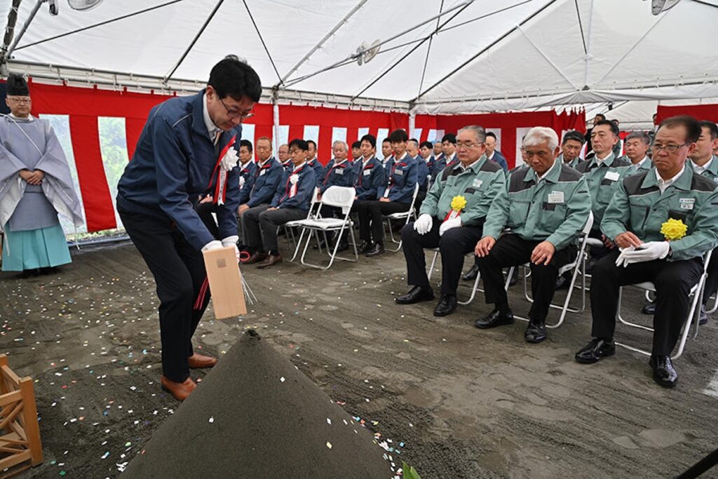 地鎮祭で鍬入れの儀を行なう常務執行役員 開発部門EVP 上田