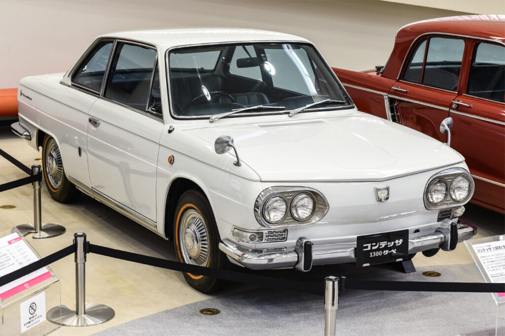 『トラック・バスの日野』が1965年に発売したリアエンジン後輪駆動の小型2ドアクーペ「コンテッサ1300クーペ」。前年発売の4ドアセダンと同じくジョバンニ・ミケロッティがスタイリングを担当。羽村工場での生産期間はわずか3年ほど