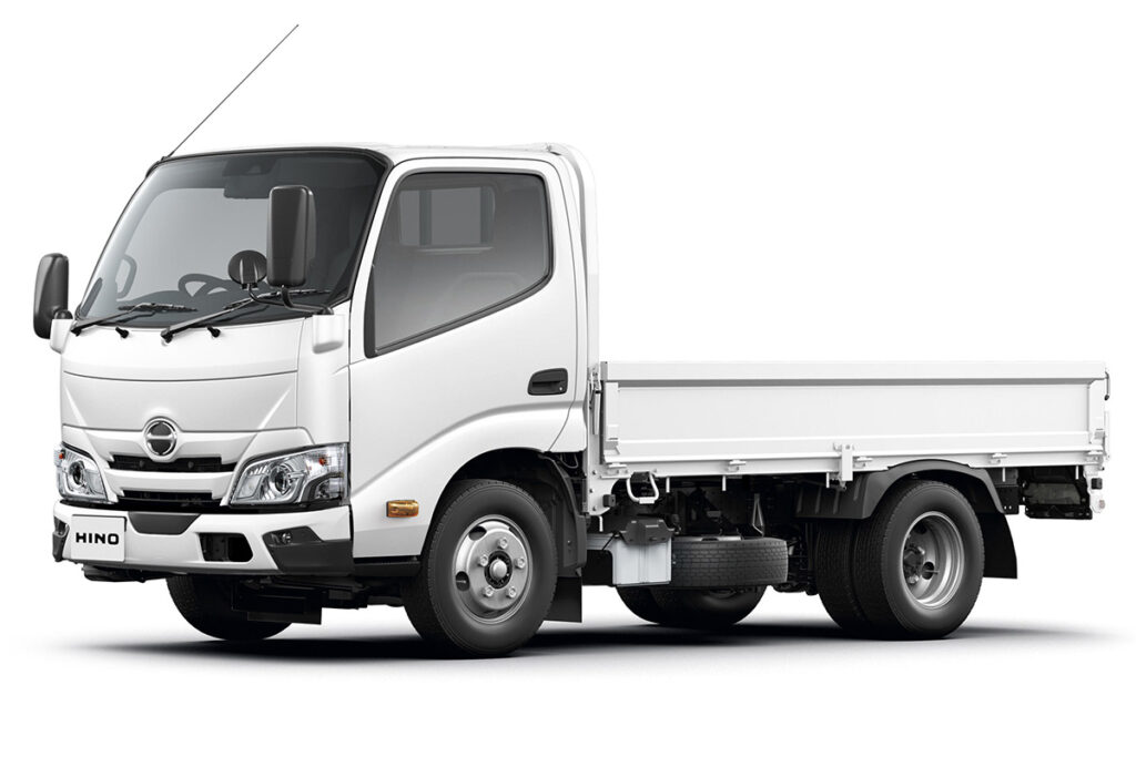 日野自動車・羽村工場で生産中の小型トラック「デュトロ」。トヨタ向けモデル「ダイナ」ももちろん同じラインで生産している