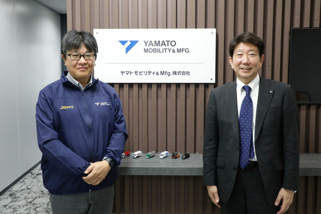 今回話を聞いたヤマトモビリティの鈴木昭寿代表取締役CEO（右）、柳井克之CTO