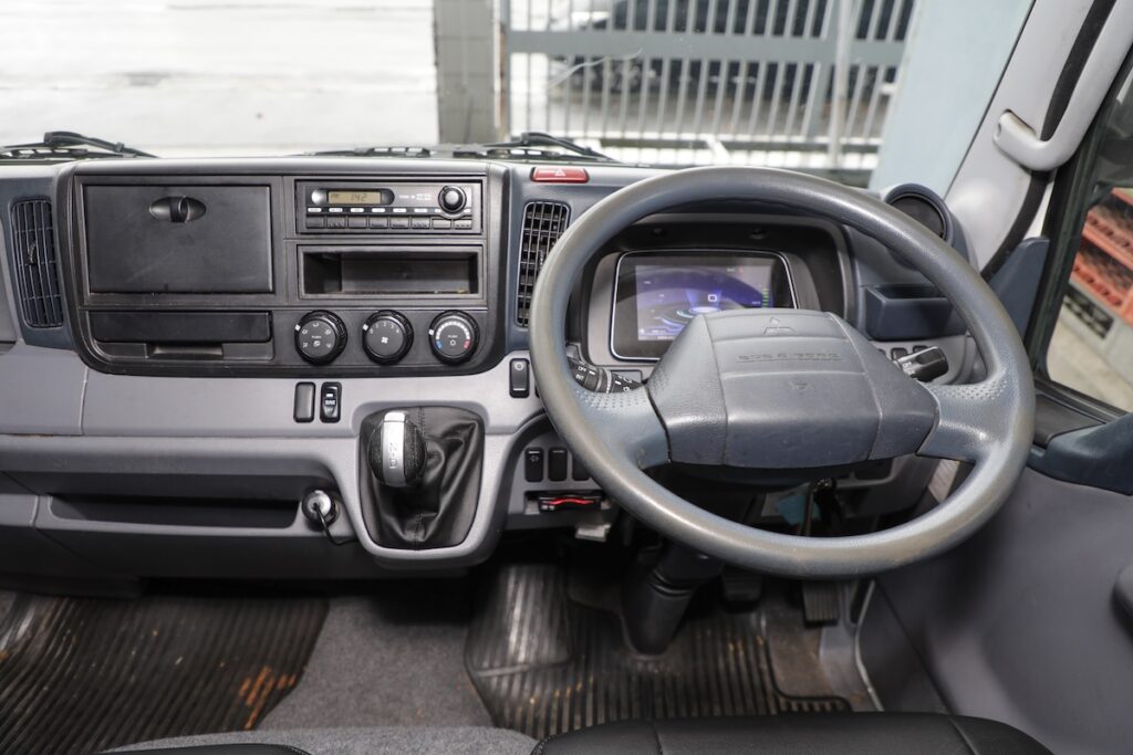 コンバージョンEVトラックの運転席まわり。メータークラスターパネルとセレクターレバーのみ専用のものに変更