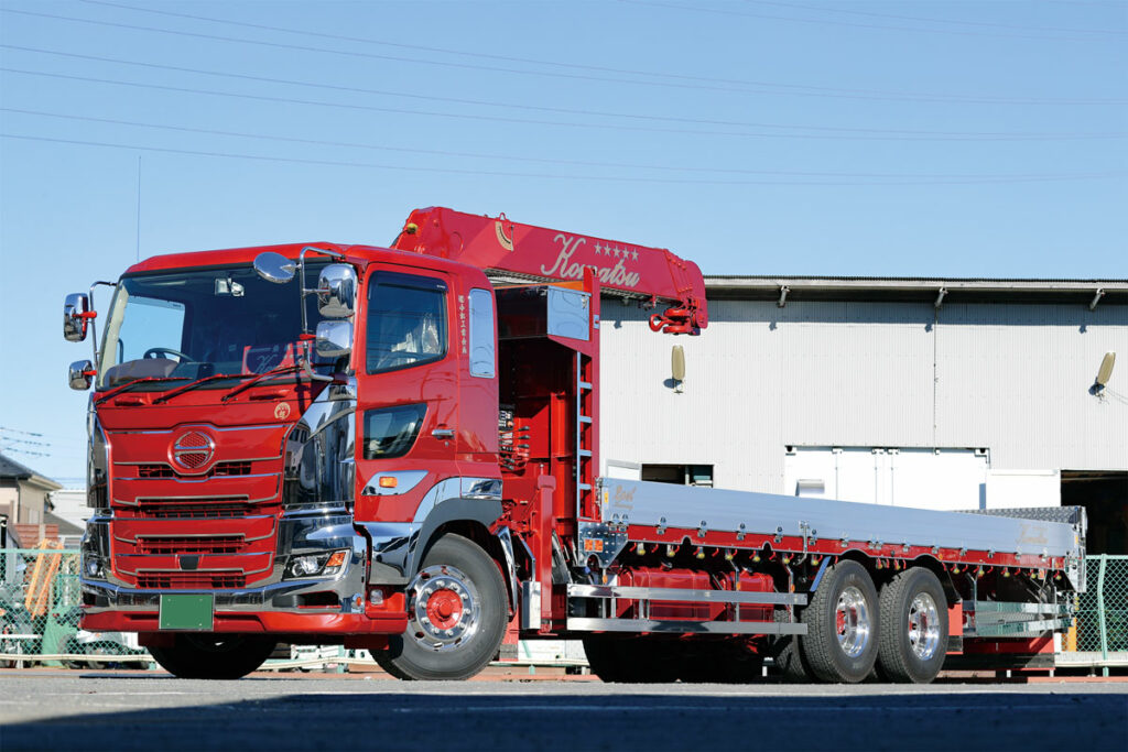 相模ボデーが小松工業企画の依頼で製作したクレーン付き大型平ボディ。ベース車両は日野プロフィアFRだ