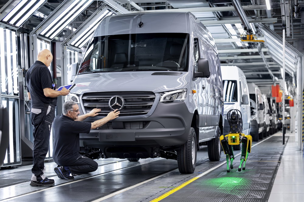 商用車の製造現場に「ロボット犬」!?　AIによる自律型ロボットが工場の効率向上に一役