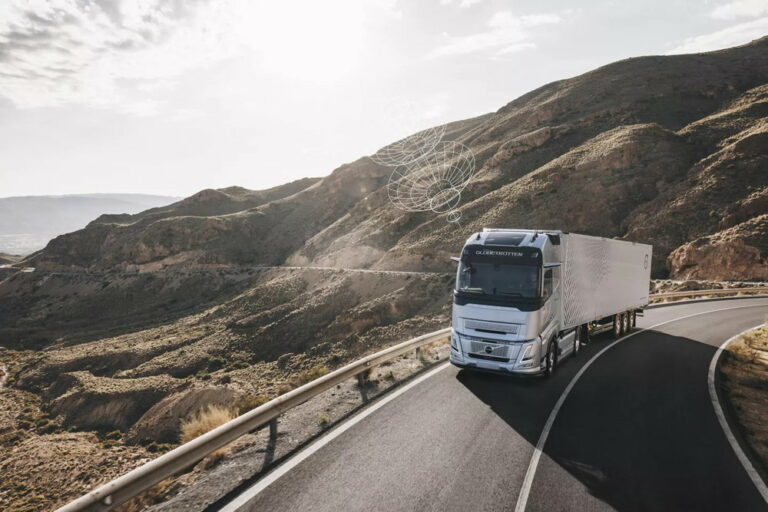 ボルボの「つながる」トラックが100万台！　コネクテッド機能は商用車開発の中核技術に!?